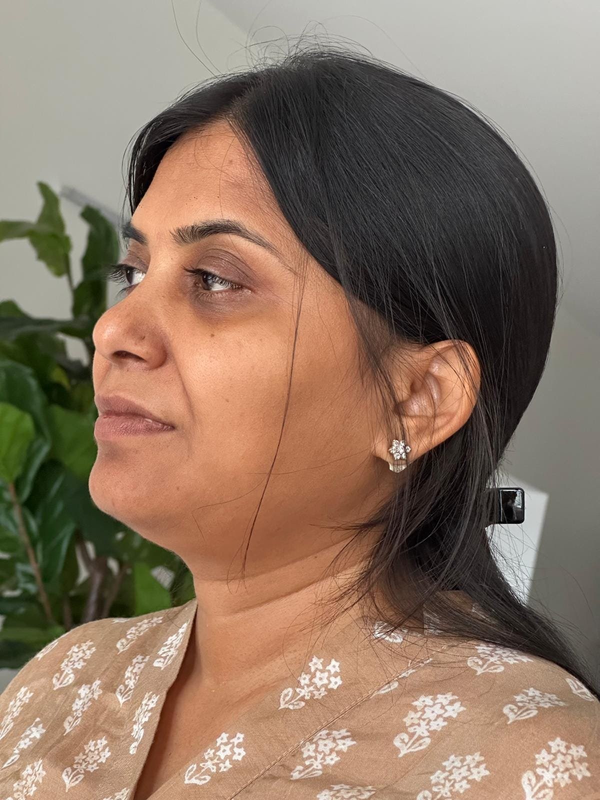 A student's face before the 21-Day Face Yoga Mastery Program